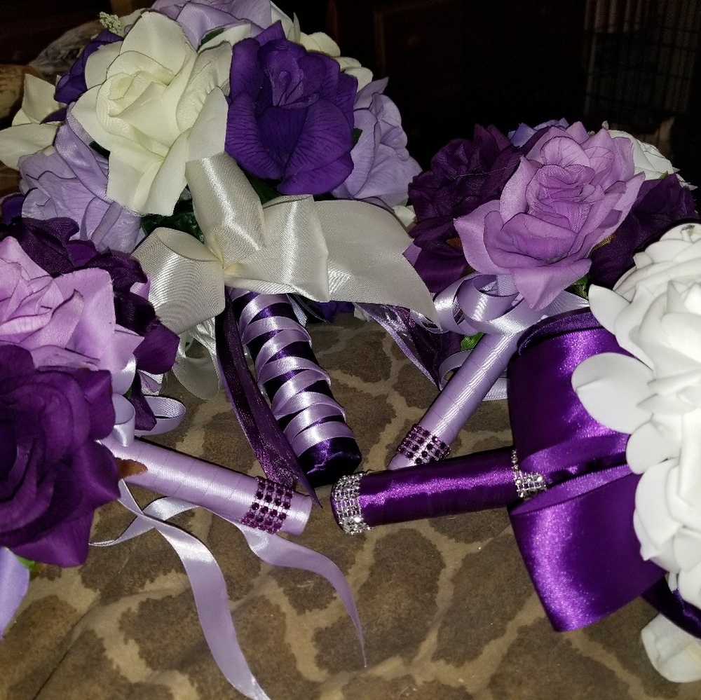 1BRIDE & 2 BRIDESMAID BOUQUETS, WT 3 BOUTINEETS 3